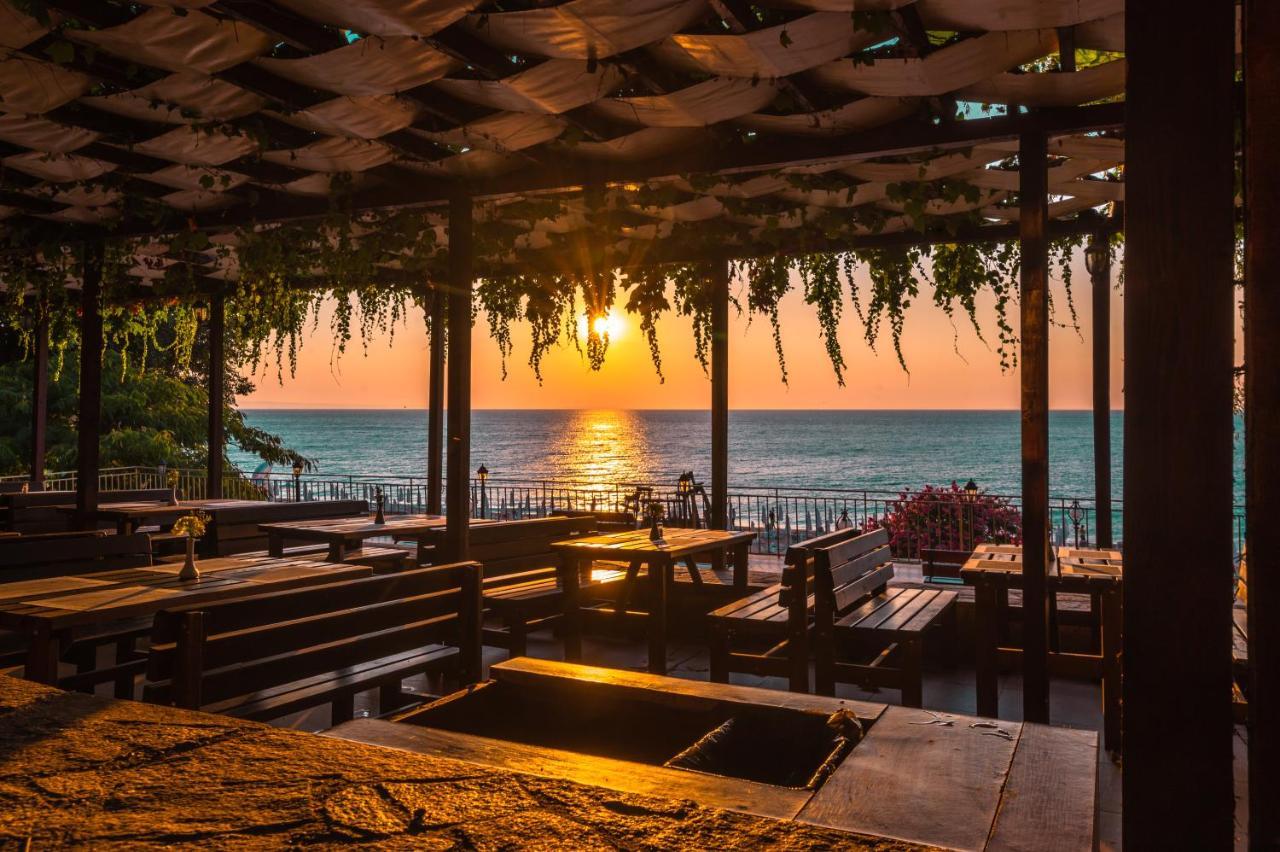 Elpida Hotel